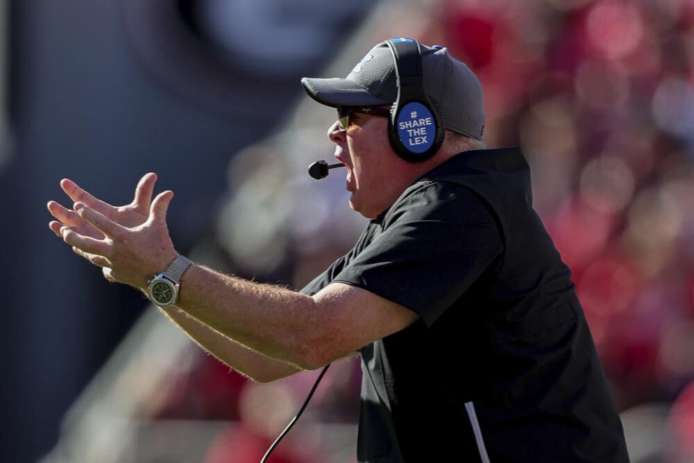 Kentucky head coach Mark Stoops reacts against Georgia.jpeg